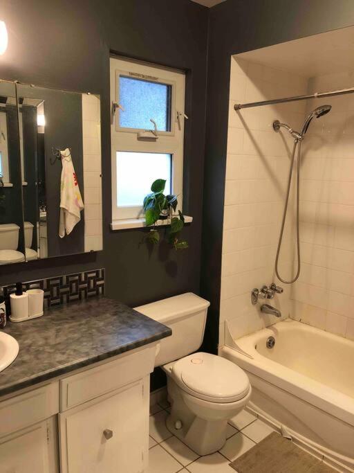 Private Room With Queen Bed In Richmond 202 Екстериор снимка
